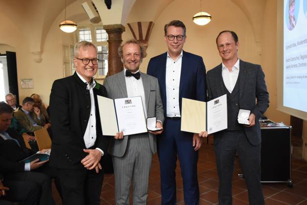Prof.Dipl. Ing. Architekt Mathias Pfeil, Generalkonservator des Bayerischen Landesamtes fuer Denkmalpflege Max Schmidt Moderator Preistraeger fuer die BR Sendung Freizeit Markus Blume Staatsminister fuer Wissenschaft Andre Goerschel Regisseur Preistraeger fuer die BR Sendung Freizeit Muenchen 24.07.2024 Innenhof der Alten Muenze, Hofgraben Verleihung der Denkmalschutzmedaille 2024 Staatsminister fuer Wissenschaft und Kunst Markus Blume und Prof. Mathias Pfeil, Generalkonservator des Bayerischen Landesamtes fuer Denkmalpflege ehren die Gewinner fuer ihre Verdienste um die Denkmalpflege Muenchen