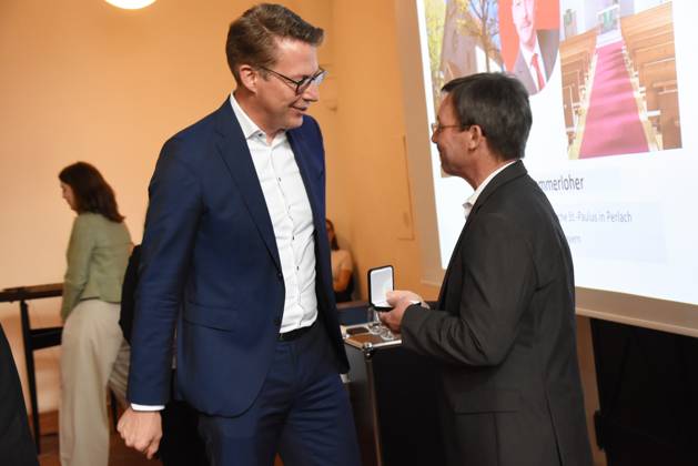 Markus Blume Staatsminister fuer Wissenschaft und Kunst Michael Kammerloher Preistraeger fuer Instandsetzung der ev. Kirche St- Paulus in Perlach Muenchen 24.07.2024 Innenhof der Alten Muenze, Hofgraben Verleihung der Denkmalschutzmedaille 2024 Staatsminister fuer Wissenschaft und Kunst Markus Blume und Prof. Mathias Pfeil, Generalkonservator des Bayerischen Landesamtes fuer Denkmalpflege ehren die Gewinner fuer ihre Verdienste um die Denkmalpflege Muenchen