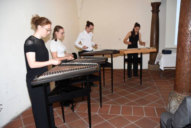 Ensemble Hackbrettivo Muenchen 24.07.2024 Innenhof der Alten Muenze, Hofgraben Verleihung der Denkmalschutzmedaille 2024 Staatsminister fuer Wissenschaft und Kunst Markus Blume und Prof. Mathias Pfeil, Generalkonservator des Bayerischen Landesamtes fuer Denkmalpflege ehren die Gewinner fuer ihre Verdienste um die Denkmalpflege Muenchen