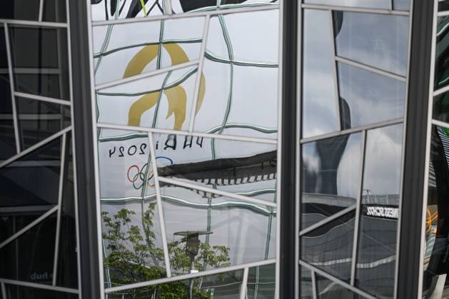 Daily Life In Paris On The Eve Of The Olympics PARIS, FRANCE - JULY 13: Reflection in the glass window of the Paris 2024 Olympic Games logo, in the La DÃ fense district of Paris, France. Paris France Copyright: xArturxWidakx originalFilename: widak-exciteme240713_npYxp