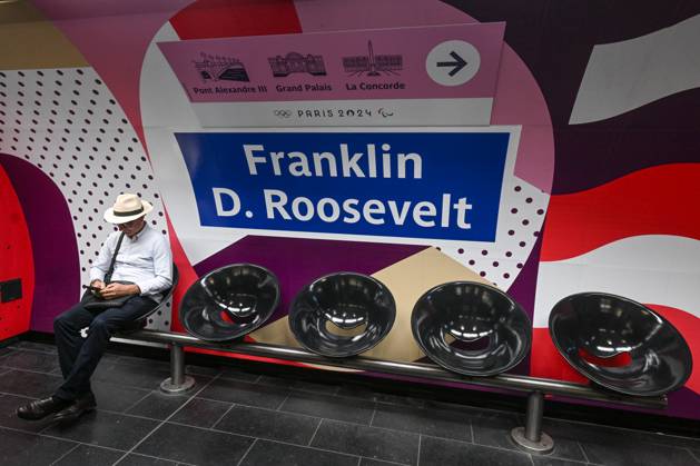 Daily Life In Paris On The Eve Of The Olympics PARIS, FRANCE - JULY 13: Franklin D. Roosevelt Metro station decorated with images of Phryge, the Paris 2024 Olympic mascot, on July 13, 2024, in Paris, France. Paris France Copyright: xArturxWidakx originalFilename: widak-exciteme240713_npfkC