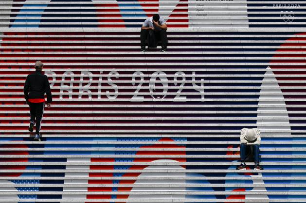 Daily Life In Paris On The Eve Of The Olympics PARIS, FRANCE - JULY 13: People seen on the steps of the Grande Arche adorned with Olympic-themed paintings, celebrating the upcoming Paris 2024 Olympic and Paralympic Games, on July 13, 2024, in the La DÃ fense district of Paris, France. Paris France Copyright: xArturxWidakx originalFilename: widak-exciteme240713_nplGz