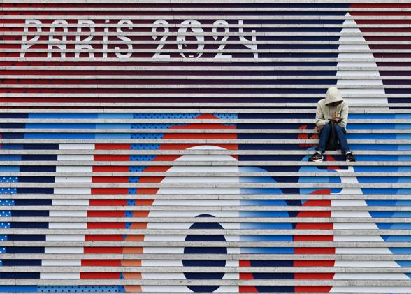 Daily Life In Paris On The Eve Of The Olympics PARIS, FRANCE - JULY 13: A person sits on the steps of the Grande Arche adorned with Olympic-themed paintings, celebrating the upcoming Paris 2024 Olympic and Paralympic Games, on July 13, 2024, in the La DÃ fense district of Paris, France. Paris France Copyright: xArturxWidakx originalFilename: widak-exciteme240713_npYGV