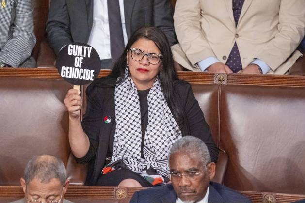 Bilder des Jahres 2024, News 07 Juli News Themen der Woche KW 30 News Bilder des Tages Rep. Rashida Tlaib, D-MI., holds a sign during a speech by Israeli Prime Minister Benjamin Netanyahu as he addresses a joint meeting of Congress on Capitol Hill in Washington, DC on Wednesday, July 24, 2024. Netanyahu is seeking bipartisan support for Israel just days after President Joe Biden announced he would end his re-election bid.  WAS20240724539 KenxCedeno
