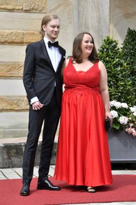 Ricarda Lang mit Partner Florian Wilsch bei der Eröffnung der Richard-Wagner-Festspiele 2024 mit der Premiere von Richard Wagners Tristan und Isolde im Bayreuther Festspielhaus. Bayreuth, 25.07.2024