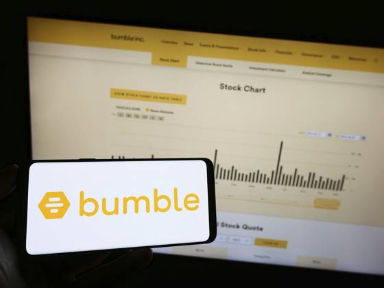 Stuttgart, Germany, 06-28-2023: Person holding mobile phone with logo of American online dating company Bumble Inc. on screen in front of web page. Focus on phone display, Europe Copyright: imageBROKER TimonxSchneider ibliqx10713942.jpg