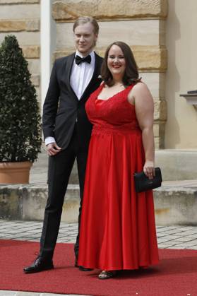 Ricarda Lang mit Partner Florian Wilsch bei der Eröffnung der 112. Richard-Wagner-Festspiele 2024 mit der Neuinszenierung von Tristan und Isolde im Bayreuther Festspielhaus. Bayreuth, 25.07.2024