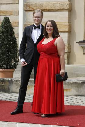 Ricarda Lang mit Partner Florian Wilsch bei der Eröffnung der 112. Richard-Wagner-Festspiele 2024 mit der Neuinszenierung von Tristan und Isolde im Bayreuther Festspielhaus. Bayreuth, 25.07.2024
