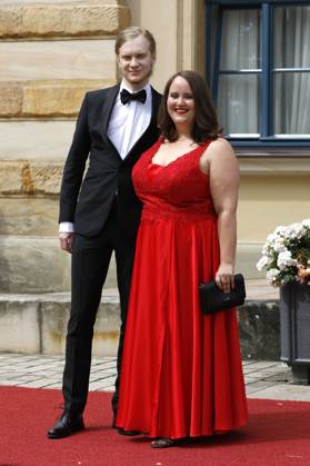 Ricarda Lang mit Partner Florian Wilsch bei der Eröffnung der 112. Richard-Wagner-Festspiele 2024 mit der Neuinszenierung von Tristan und Isolde im Bayreuther Festspielhaus. Bayreuth, 25.07.2024
