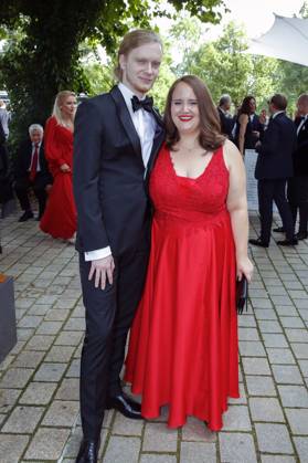 Ricarda Lang mit Partner Florian Wilsch bei der Eröffnung der 112. Richard-Wagner-Festspiele 2024 mit der Neuinszenierung von Tristan und Isolde im Bayreuther Festspielhaus. Bayreuth, 25.07.2024