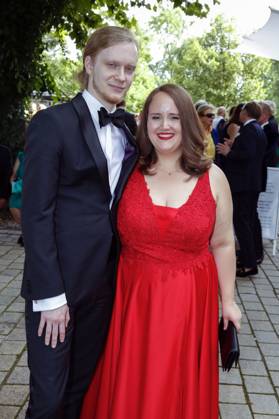 Ricarda Lang mit Partner Florian Wilsch bei der Eröffnung der 112. Richard-Wagner-Festspiele 2024 mit der Neuinszenierung von Tristan und Isolde im Bayreuther Festspielhaus. Bayreuth, 25.07.2024