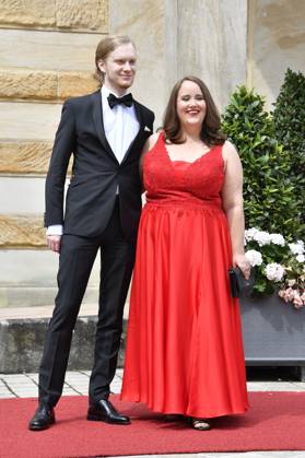 Ricarda Lang mit Partner Florian Wilsch bei der Eröffnung der 112. Richard-Wagner-Festspiele 2024 mit der Neuinszenierung von Tristan und Isolde im Bayreuther Festspielhaus. Bayreuth, 25.07.2024