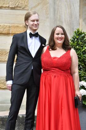 Ricarda Lang mit Partner Florian Wilsch bei der Eröffnung der 112. Richard-Wagner-Festspiele 2024 mit der Neuinszenierung von Tristan und Isolde im Bayreuther Festspielhaus. Bayreuth, 25.07.2024