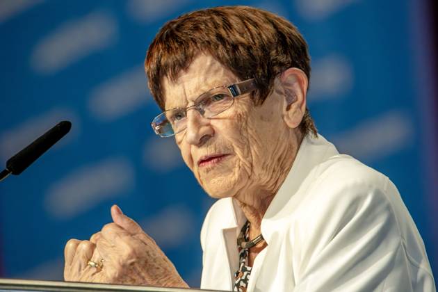 Rita Süssmuth, Ex-Bundestagspräsidentin, Rede nach Preisverleihung bei der AIDS 2024, Internationale AIDS-Konferenz, München, 26. Juli 2024 Deutschland, München, 26. Juli 2024, Rita Süssmuth, 87, ehemalige Bundestagspräsidentin (1988-1998) und Bundesgesundheitsministerin (1985-1988), Dankesrede für den Barbara Lee Political Leadership Award, den sie von der US-Kongressabgeordneten Barbara Lee überreicht bekommen hatte, bei der Abschlusssitzung der AIDS 2024, 25. Internationale AIDS-Konferenz, Messezentrum, Welt-AIDS-Konferenz zum wissenschaftlichen Stand der AIDS-Forschung, zu neuen Therapien und Medikamenten, zu Krankheit und Ansteckung, Veranstaltung, Konferenz, Gesundheit, Bayern,