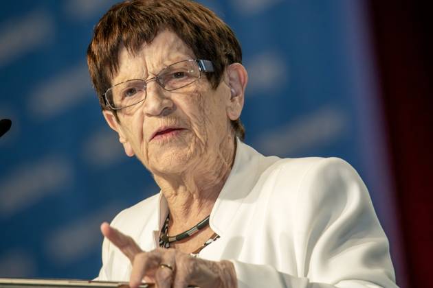 Rita Süssmuth, Ex-Bundestagspräsidentin, Rede nach Preisverleihung bei der AIDS 2024, Internationale AIDS-Konferenz, München, 26. Juli 2024 Deutschland, München, 26. Juli 2024, Rita Süssmuth, 87, ehemalige Bundestagspräsidentin (1988-1998) und Bundesgesundheitsministerin (1985-1988), Dankesrede für den Barbara Lee Political Leadership Award, den sie von der US-Kongressabgeordneten Barbara Lee überreicht bekommen hatte, bei der Abschlusssitzung der AIDS 2024, 25. Internationale AIDS-Konferenz, Messezentrum, Welt-AIDS-Konferenz zum wissenschaftlichen Stand der AIDS-Forschung, zu neuen Therapien und Medikamenten, zu Krankheit und Ansteckung, Veranstaltung, Konferenz, Gesundheit, Bayern,
