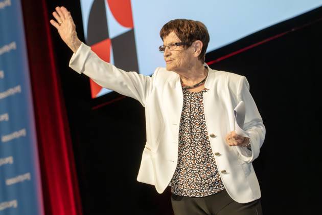 Rita Süssmuth, Ex-Bundestagspräsidentin, winkt dem Publikum zum Abschied zu, Rednerin bei der AIDS 2024, Internationale AIDS-Konferenz, München, 26. Juli 2024 Deutschland, München, 26. Juli 2024, Rita Süssmuth, 87, ehemalige Bundestagspräsidentin (1988-1998) und Bundesgesundheitsministerin (1985-1988), winkt dem Publikum zum Abschied zu nach ihrer Dankesrede für den Barbara Lee Political Leadership Award, den sie von der US-Kongressabgeordneten Barbara Lee überreicht bekommen hatte, bei der Abschlusssitzung der AIDS 2024, 25. Internationale AIDS-Konferenz, Messezentrum, Welt-AIDS-Konferenz zum wissenschaftlichen Stand der AIDS-Forschung, zu neuen Therapien und Medikamenten, zu Krankheit und Ansteckung, Veranstaltung, Konferenz, Gesu