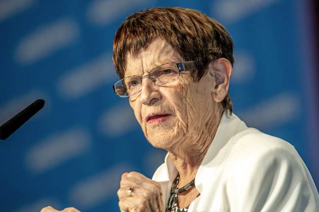 Rita Süssmuth, Ex-Bundestagspräsidentin, Rede nach Preisverleihung bei der AIDS 2024, Internationale AIDS-Konferenz, München, 26. Juli 2024 Deutschland, München, 26. Juli 2024, Rita Süssmuth, 87, ehemalige Bundestagspräsidentin (1988-1998) und Bundesgesundheitsministerin (1985-1988), Dankesrede für den Barbara Lee Political Leadership Award, den sie von der US-Kongressabgeordneten Barbar Lee überreicht bekommen hatte, bei der Abschlusssitzung der AIDS 2024, 25. Internationale AIDS-Konferenz, Messezentrum, Welt-AIDS-Konferenz zum wissenschaftlichen Stand der AIDS-Forschung, zu neuen Therapien und Medikamenten, zu Krankheit und Ansteckung, Veranstaltung, Konferenz, Gesundheit, Bayern,