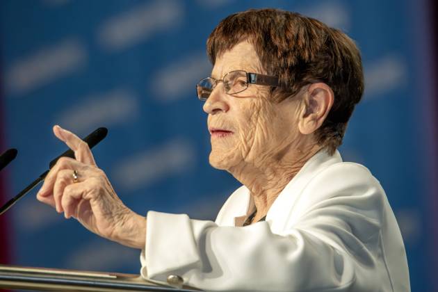 Rita Süssmuth, Ex-Bundestagspräsidentin, Rede nach Preisverleihung bei der AIDS 2024, Internationale AIDS-Konferenz, München, 26. Juli 2024 Deutschland, München, 26. Juli 2024, Rita Süssmuth, 87, ehemalige Bundestagspräsidentin (1988-1998) und Bundesgesundheitsministerin (1985-1988), Dankesrede für den Barbara Lee Political Leadership Award, den sie von der US-Kongressabgeordneten Barbara Lee überreicht bekommen hatte, bei der Abschlusssitzung der AIDS 2024, 25. Internationale AIDS-Konferenz, Messezentrum, Welt-AIDS-Konferenz zum wissenschaftlichen Stand der AIDS-Forschung, zu neuen Therapien und Medikamenten, zu Krankheit und Ansteckung, Veranstaltung, Konferenz, Gesundheit, Bayern,
