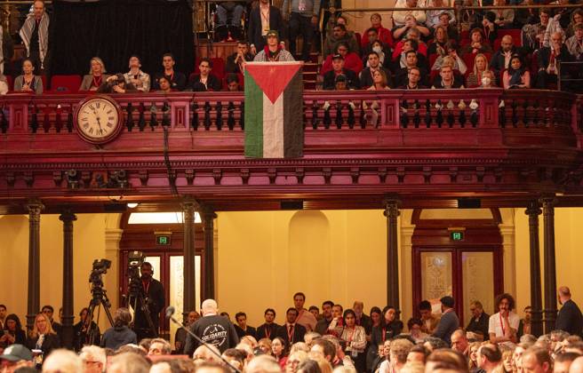 Bilder des Jahres 2024, News 07 Juli News Themen der Woche KW 30 News Bilder des Tages PRO-PALESTINE RALLY SYDNEY, The Palestinian flag is shown by a member during Australian Prime Minister Anthony Albanese address to the NSW Labor conference in Sydney, Saturday, July 27, 2024. ( NO ARCHIVING, EDITORIAL USE ONLY, NO USE IN BOOKS WITHOUT CONSENT SYDNEY NSW AUSTRALIA  Copyright: xJEREMYxPIPERx 20240727171207802012