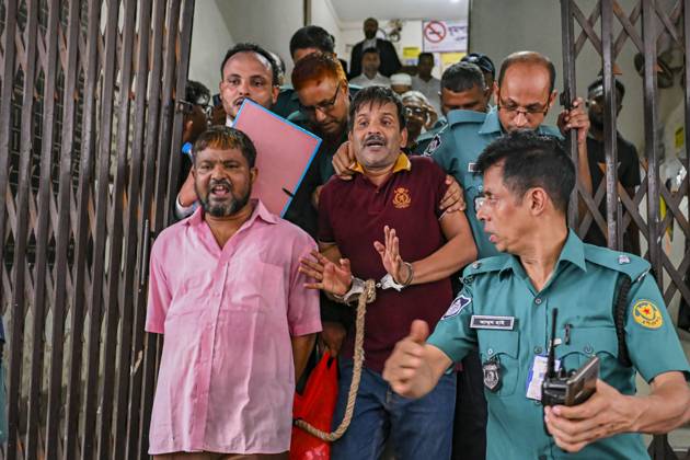 Bilder des Jahres 2024, News 07 Juli News Themen der Woche KW 30 News Bilder des Tages Protesters Arrested In Dhaka, Bangladesh Police are taking protesters to the jail after their court hearing in Dhaka, Bangladesh, on July 26, 2024. The number of arrests in days of violence in Bangladesh is passing the 2,500 mark after protests over employment quotas are sparking widespread unrest. Dhaka Dhaka Bangladesh  Copyright: xZabedxHasnainxChowdhuryx originalFilename: chowdhury-notitle240726_npqV8.jpg