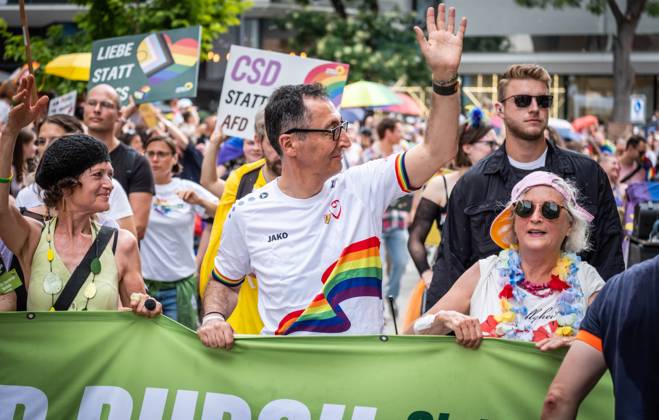 Bilder des Jahres 2024, News 07 Juli News Themen der Woche KW 30 News Bilder des Tages Christopher Street Day in Stgt. 20240727 CSD Umzug in Stuttgart; Cem Özdemir Bundesminister f. Landwirtschaft, Die Grünen