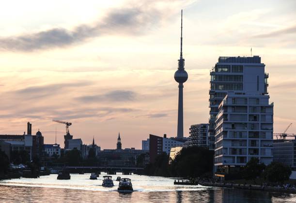 Berlin Boote fahren zum Sonnenuntergang auf der Spree, Berlin, 30.07.2024 Berlin Berlin Deutschland