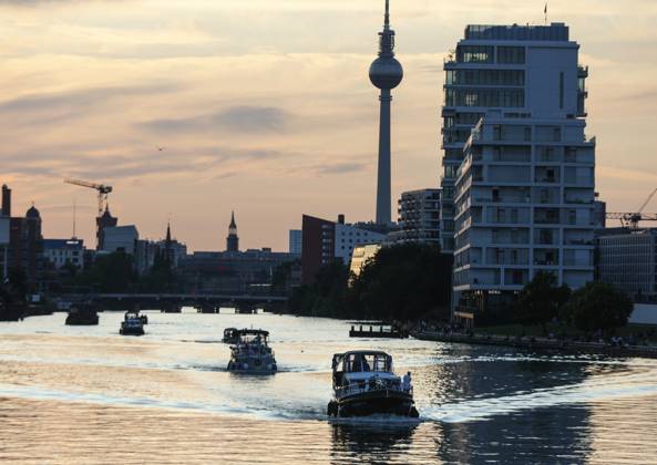 Berlin Boote fahren zum Sonnenuntergang auf der Spree, Berlin, 30.07.2024 Berlin Berlin Deutschland