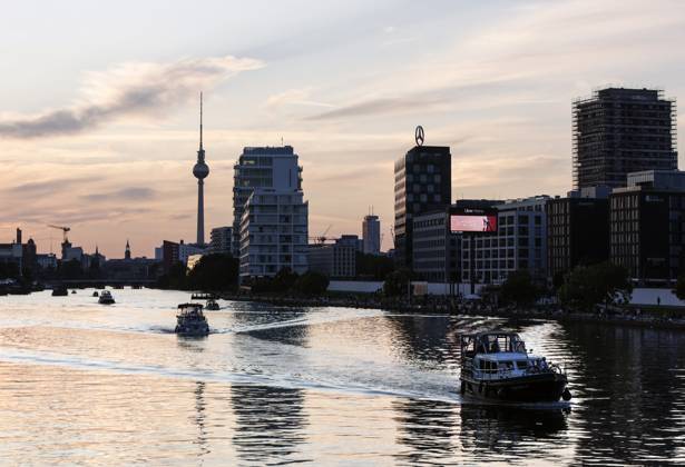 Berlin Boote fahren zum Sonnenuntergang auf der Spree, Berlin, 30.07.2024 Berlin Berlin Deutschland