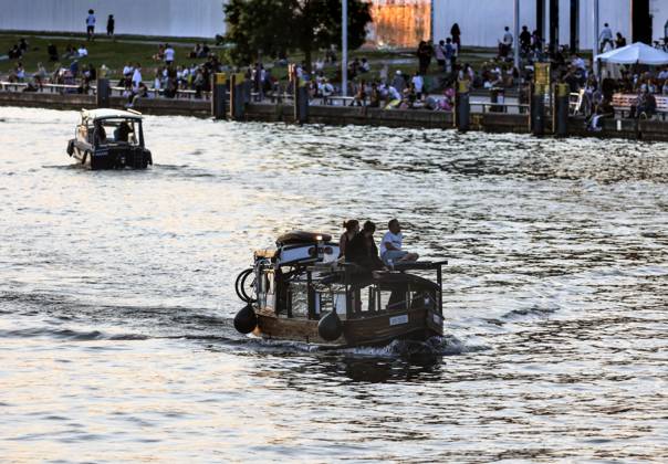 Berlin Boote fahren zum Sonnenuntergang auf der Spree, Berlin, 30.07.2024 Berlin Berlin Deutschland