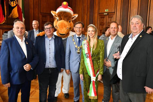 Entertainment Bilder des Tages Verleihung des Schausteller-Awards -Bester auf Crange- in Herne ** NUR FÜR REDAKTIONELLE ZWECKE ** EDITORIAL USE ONLY **<p>Schausteller-Präsident Albert Ritter, Partick Arens, Vors. des Bundesverbandes der Schausteller, das Kirmesmaskottchen, OB Dr. Frank Dudda, Kirmeskönigin Pauline Schäferm, Preisträger Kristoffer Krenz und Preisträger Klaus Krenz, von links, sind die Protagonisten bei der Verleihung des Schausteller-Awards -Bester auf Crange- am 31.07.2024 im großenSaal des Rathauses am Friedrich-Ebert-Platz 2 in Herne Deutschland NRW Herne Copyright: JürgenxTheobald