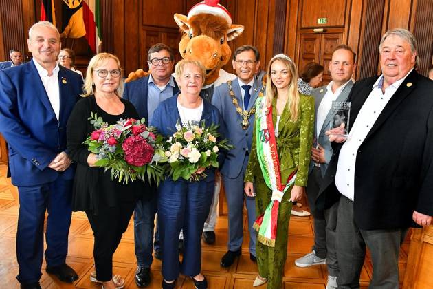 Verleihung des Schausteller-Awards -Bester auf Crange- in Herne ** NUR FÜR REDAKTIONELLE ZWECKE ** EDITORIAL USE ONLY **<p>Schausteller-Präsident Albert Ritter, Elli Krenz, Patrick Arens vom Bundesverband der Schausteller, Jutta Krenz, das Kirmesmaskottchen, OB Dr. Frank Dudda, Kirmeskönigin Pauline Schäfer, Preisträger Kristoffer Krenz und Preisträger Klaus Krenz, von links, sind die Protagonisten bei der Verleihung des Schausteller-Awards -Bester auf Crange- am 31.07.2024 im großenSaal des Rathauses am Friedrich-Ebert-Platz 2 in Herne Deutschland NRW Herne Copyright: JürgenxTheobald