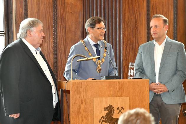Verleihung des Schausteller-Awards -Bester auf Crange- in Herne ** NUR FÜR REDAKTIONELLE ZWECKE ** EDITORIAL USE ONLY **<p>Oberbürgermeister Dr. Frank Dudda überreicht den Preis an Klaus, links, und Kristoffer Krenz für ihre Eiskonditorei Schmalhaus bei der Verleihung des Schausteller-Awards -Bester auf Crange- am 31.07.2024 im großenSaal des Rathauses am Friedrich-Ebert-Platz 2 in Herne Deutschland NRW Herne Copyright: JürgenxTheobald