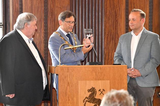 Verleihung des Schausteller-Awards -Bester auf Crange- in Herne ** NUR FÜR REDAKTIONELLE ZWECKE ** EDITORIAL USE ONLY **<p>Oberbürgermeister Dr. Frank Dudda überreicht den Preis an Klaus, links, und Kristoffer Krenz für ihre Eiskonditorei Schmalhaus bei der Verleihung des Schausteller-Awards -Bester auf Crange- am 31.07.2024 im großenSaal des Rathauses am Friedrich-Ebert-Platz 2 in Herne Deutschland NRW Herne Copyright: JürgenxTheobald