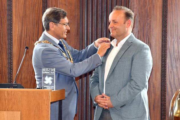 Verleihung des Schausteller-Awards -Bester auf Crange- in Herne ** NUR FÜR REDAKTIONELLE ZWECKE ** EDITORIAL USE ONLY **<p>Oberbürgermeioster Dr. Frank Dudda verziert Preisträger Kristoffer Krenz mit einem Ehrenzeichen bei der Verleihung des Schausteller-Awards -Bester auf Crange- am 31.07.2024 im großenSaal des Rathauses am Friedrich-Ebert-Platz 2 in Herne Deutschland NRW Herne Copyright: JürgenxTheobald