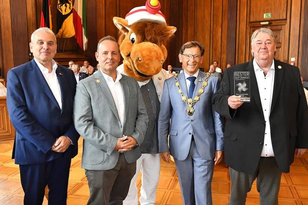 Verleihung des Schausteller-Awards -Bester auf Crange- in Herne ** NUR FÜR REDAKTIONELLE ZWECKE ** EDITORIAL USE ONLY **<p>Schausteller-Präsident Albert Ritter, Preisträger Kristoffer Krenz, das Kirmesmaskottchen, OB Dr. Frank Dudda und Preisträger Klaus Krenz, von links, sind die Protagonisten bei der Verleihung des Schausteller-Awards -Bester auf Crange- am 31.07.2024 im großenSaal des Rathauses am Friedrich-Ebert-Platz 2 in Herne Deutschland NRW Herne Copyright: JürgenxTheobald