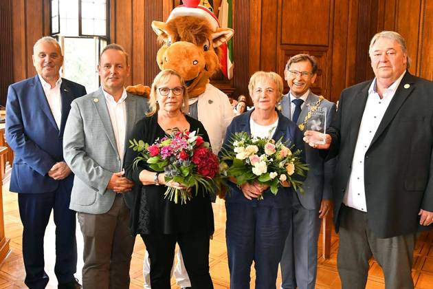 Verleihung des Schausteller-Awards -Bester auf Crange- in Herne ** NUR FÜR REDAKTIONELLE ZWECKE ** EDITORIAL USE ONLY **<p>Schausteller-Präsident Albert Ritter, Preisträger Kristoffer Krenz, Elli Krenz, das Kirmesmaskottchen, Jutta Krenz, OB Dr. Frank Dudda und Preisträger Klaus Krenz, von links, sind die Protagonisten bei der Verleihung des Schausteller-Awards -Bester auf Crange- am 31.07.2024 im großenSaal des Rathauses am Friedrich-Ebert-Platz 2 in Herne Deutschland NRW Herne Copyright: JürgenxTheobald