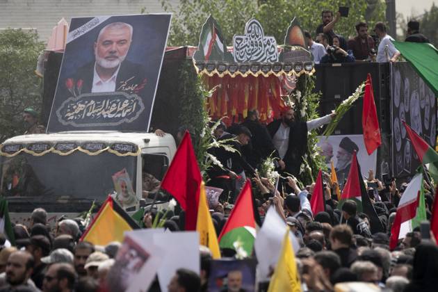 Bilder des Jahres 2024, News 08 August News Themen der Woche KW31 News Bilder des Tages Iran Hosts Funeral For Killed Hamas Leader Ismail Haniyeh In Tehran A truck is carrying the coffins containing the bodies of Hamas leader Ismail Haniyeh and his bodyguard Abu Shaaban through the crowd during a funeral ceremony in Tehran, Iran, on August 1, 2024. Ismail Haniyeh and his bodyguard, Abu Shaaban, are killed in an air strike on Haniyeh s residence in northern Tehran the day after the inauguration ceremony of Iran s new president, Masoud Pezeshkian. Tehran Iran  Copyright: xMortezaxNikoubazlx originalFilename: nikoubazl-iranhost240801_npIsb.jpg