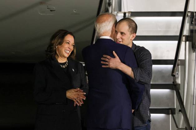Bilder des Jahres 2024, News 08 August News Themen der Woche KW31 News Bilder des Tages Vice-President Kamala Harris and President Joe Biden greet Journalist Evan Gershkovich who was recenlty released from a Russian prison in a prisoner swap at Joint Base Andrews on August 1, 2024 in Prince Georges County, MD. was one of three American citizens and one green card holder that had been wrongfully detained in Russian prisons accused of spreadeing false information and other charges.  SWAP20240801005 JemalxCountess