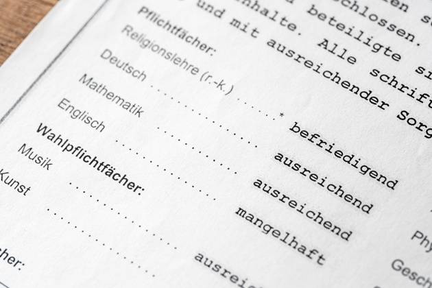 Ein schlechtes Schulzeugnis mit den Noten ausreichend und mangelhaft