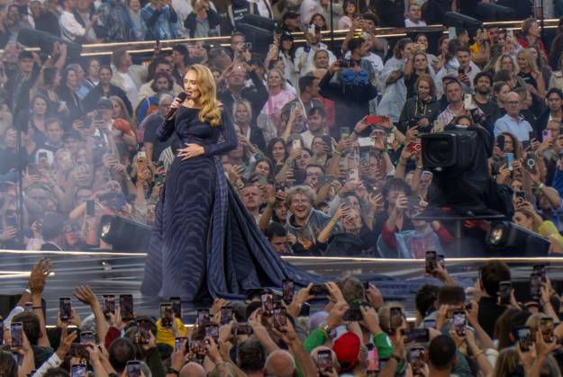 Bilder des Jahres 2024, Entertainment 08 August Entertainment Bilder des Tages Adele performs her opening night concert at the specially built open-air arena in Munich Featuring: Adele Where: Munich, Germany When: 02 Aug 2024 Credit: Cover Images EDITORIAL USE ONLY. NOT FOR USE BY NEWSPAPERS BASED IN THE UK. Copyright: xx coverimg54002598
