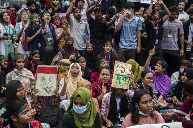 Protest against Prime Minister Sheikh Hasina in Dhaka - 03 Aug 2024 Protesters hold placards expressing their opinion during a demonstration. Bangladeshi students, teachers, human rights activists, and cultural activists took part in a protest against Prime Minister Sheikh Hasina and her government to resign and at the same time, they also demanded the formation of a new national government Dhaka Bangladesh Copyright: xSazzadxHossainx xSOPAxImagesx one-point demand_sazzad hossain (2)
