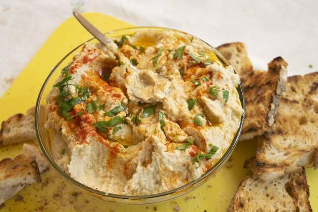 IMAGO Creative, Food, Hummus hummus and toasted bread, homemade hummus with paprika in a glass bowl and toasted bread, homemade hummus with paprika in a glass bowl and toasted bread, 01.09.2023, Copyright: xsalmas61x Panthermedia35826235.jpg