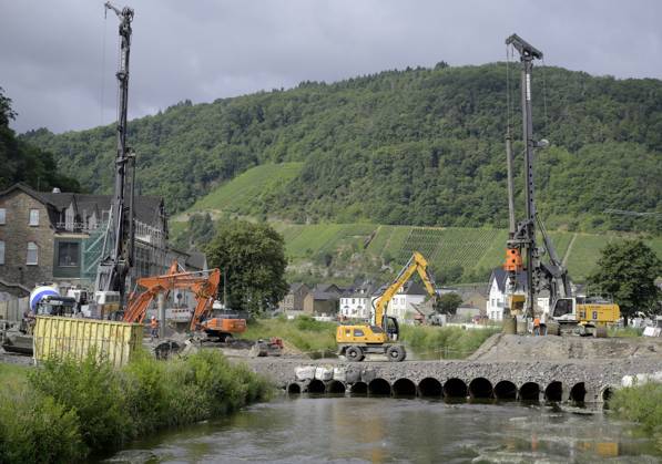 DEU , DEUTSCHLAND : Nach der Flutkatastrophe Unwetterkatastrophe im Ahrtal im Juli 2021 baut die Bahn AG die Ahrtalbahn neu , hier in Dernau , 17.07.2024 DEU , GERMANY : After the flood disaster in the Ahr valley in July 2021 the Deutsche Bahn AG is rebuilding the destroyed Ahr valley train line , here in Dernau , 17.07.2024