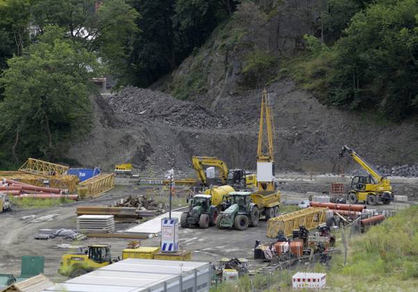 DEU , DEUTSCHLAND : Nach der Flutkatastrophe Unwetterkatastrophe im Ahrtal im Juli 2021 baut die Bahn AG die Ahrtalbahn neu , hier in Marienthal , 17.07.2024 DEU , GERMANY : After the flood disaster in the Ahr valley in July 2021 the Deutsche Bahn AG is rebuilding the destroyed Ahr valley train line , here in Marienthal , 17.07.2024