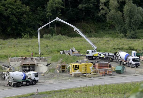 DEU , DEUTSCHLAND : Nach der Flutkatastrophe Unwetterkatastrophe im Ahrtal im Juli 2021 baut die Bahn AG die Ahrtalbahn neu , hier in Marienthal , 17.07.2024 DEU , GERMANY : After the flood disaster in the Ahr valley in July 2021 the Deutsche Bahn AG is rebuilding the destroyed Ahr valley train line , here in Marienthal , 17.07.2024