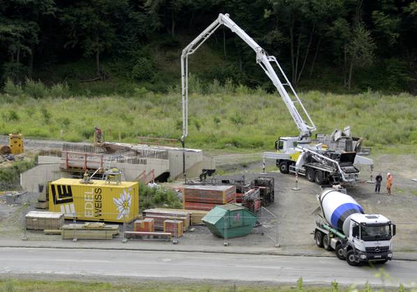 DEU , DEUTSCHLAND : Nach der Flutkatastrophe Unwetterkatastrophe im Ahrtal im Juli 2021 baut die Bahn AG die Ahrtalbahn neu , hier in Marienthal , 17.07.2024 DEU , GERMANY : After the flood disaster in the Ahr valley in July 2021 the Deutsche Bahn AG is rebuilding the destroyed Ahr valley train line , here in Marienthal , 17.07.2024