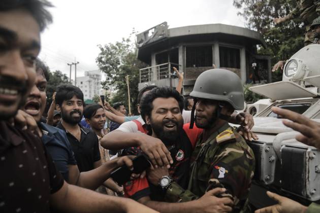 Bangladesch, Proteste in Dhaka Bangladeshi People Celebrate after PM fleeing People gather to celebrate the fall of Bangladesh Prime Minister Sheikh Hasina after intense clash between police, pro government stunts and Anti-Quota protesters in Dhaka, Bangladesh, August 5, 2024. Dhaka Dhaka Bangladesh Copyright: xAnikxRahmanx