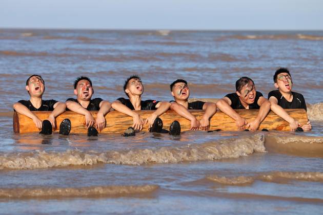Bilder des Jahres 2024, News 08 August News Themen der Woche KW32 News Bilder des Tages SWAT Members Training ZHOUSHAN, CHINA - AUGUS 5, 2024 - SWAT members perform anti-log sit-ups training at the seaside in Zhoushan city, Zhejiang province, China, August 5, 2024. Zhoushan Zhejiang China  Copyright: xCFOTOx i1722857049692