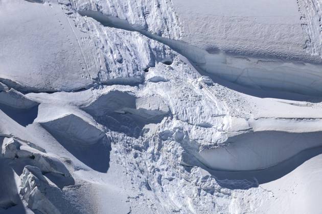 Bilder des Jahres 2024, News 08 August News Themen der Woche KW32 News Bilder des Tages Frankreich, Eissturm am Mont Blanc - Ein Toter und mehrere Verletzte At least one dead and four injured after serac fall on Mont Blanc PHOTOPQR LE DAUPHINE Grégory YETCHMENIZA Chamonix Mont Blanc 05 08 2024 Chamonix, August 5 A serac fall triggered an avalanche on the night of Sunday August 4 to Monday August 5, At least fifteen people were involved in the accident, which killed at least one climber and injured four others, according to the Haute Savoie prefecture Grégory Yetchmeniza Le Dauphiné Libéré august 5th 2024 France Mont Blanc du Tacul an avalanche kills at least one climber, four other people injured Local Caption Chamonix Mont Blanc Haute Savoie Rhône Alpes France  Copyright: xPHOTOPQR LExDAUPHINE MAXPPPxGrégoryxYETCHMENIZAx 20240805JDL6895 20240805JDL6895