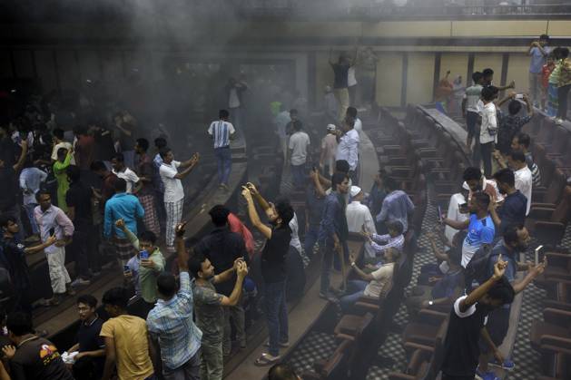August 5, 2024, Dhaka, Bangladesh: Bangladeshi anti-government protestors gather to vandalize Prime Minister Sheikh Hasina s palace in Dhaka. Bangladesh army chief Waker-Uz-Zaman spent nearly four decades rising to the top of the military and said on August 5, he was taking full responsibility after Prime Minister Sheikh Hasina was ousted and fled. Dhaka Bangladesh - ZUMAa130 20240805_fap_a130_005 Copyright: xKMxAsadx